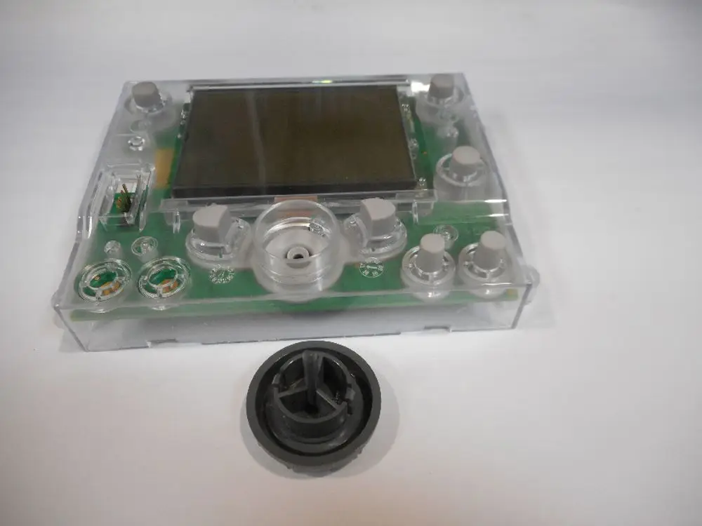 Transparente Steuerplatine mit Display und Bedienelementen, Teil eines Schaltfelds von Remeha, ausgelegt für funktionale Anwendungen in der Gebäudetechnik.